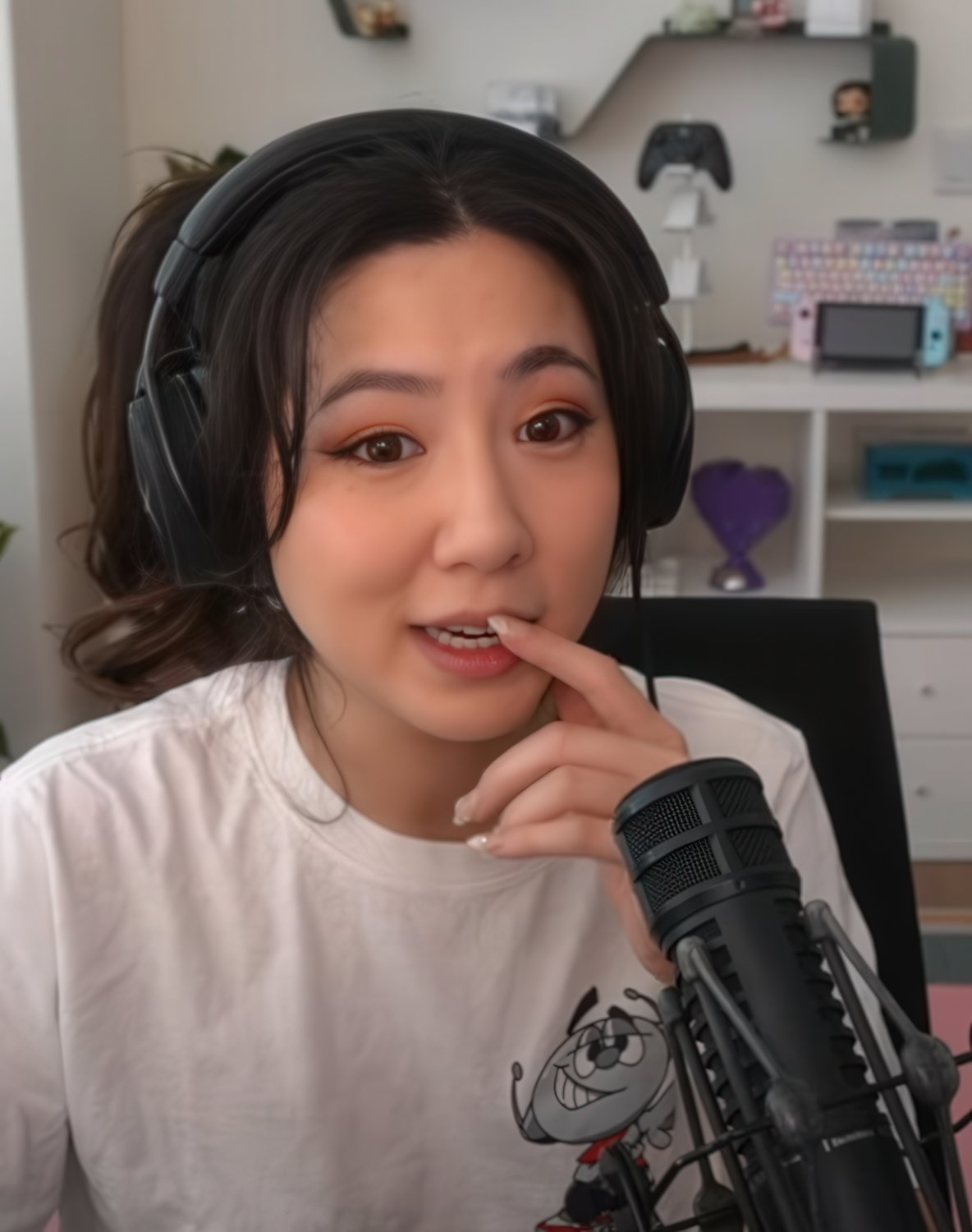 Fuslie [11] #ff6XEkr0