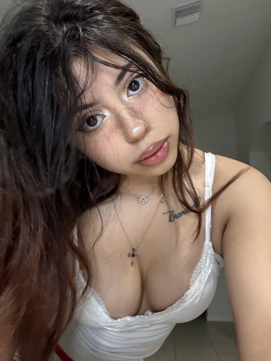 pretty latina teen with a fat lil booty #Zz74jbE2